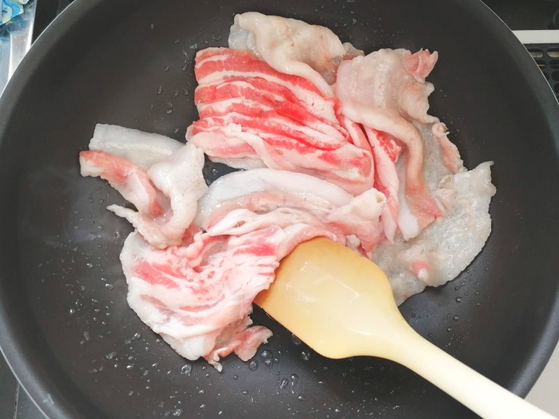 回鍋肉の豚肉を炒め