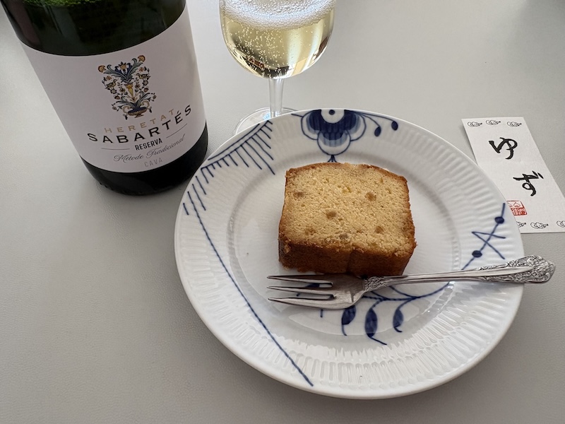 足立音衛門「ゆずケーキ」とフィラディスのカヴァが最高の相性！麻婆豆腐に続く絶品マリアージュ【デザート編】 - はつはるポンのグルメ